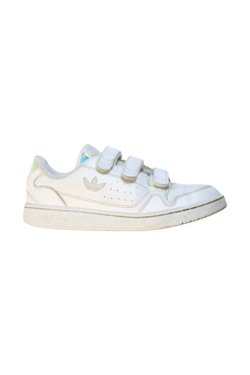 A White Sneakers from Adidas in size 10Y for neutral. (Front View)