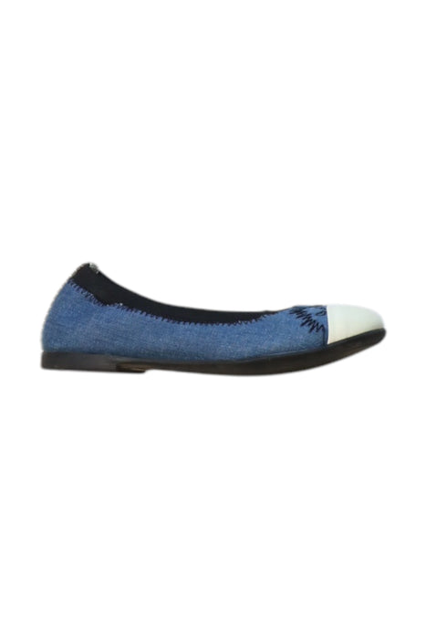 A Blue Flats from Fendi in size 4T for girl. (Front View)