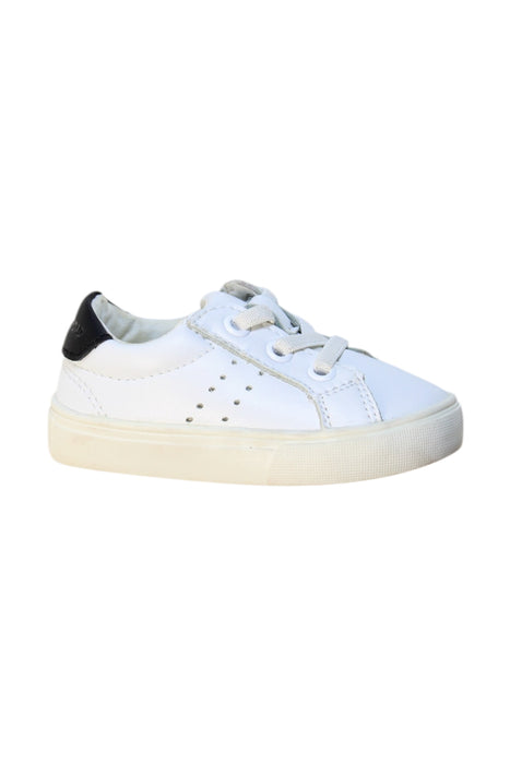 A White Sneakers from Country Road in size 12-18M for boy. (Front View)