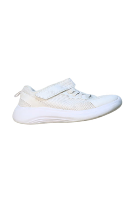 A White Sneakers from Skechers in size 7Y for neutral. (Front View)