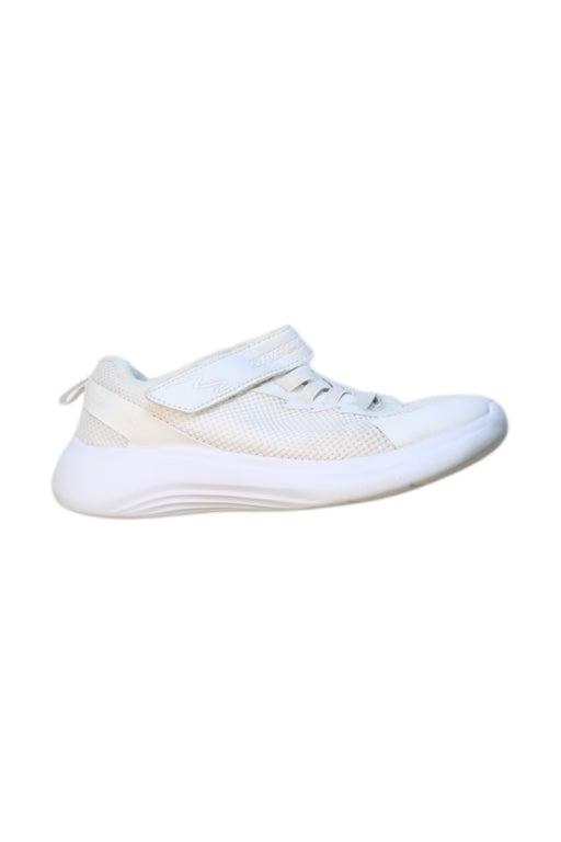 A White Sneakers from Skechers in size 7Y for neutral. (Front View)