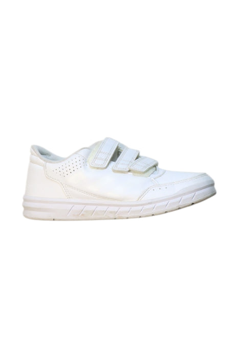 A White Sneakers from Adidas in size 7Y for neutral. (Front View)