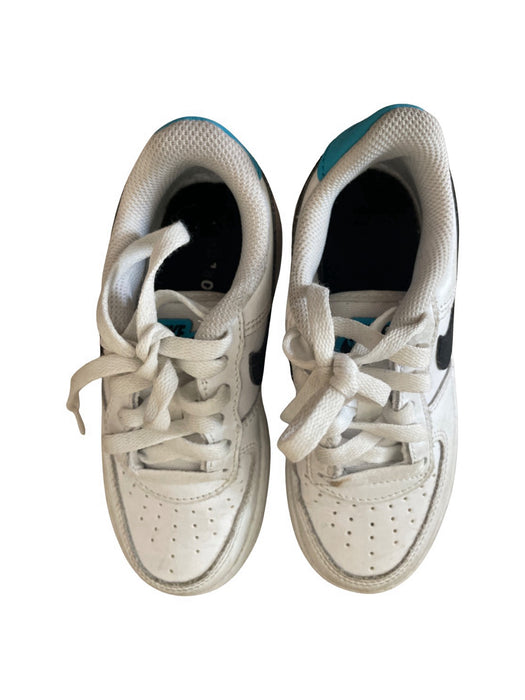 A White Sneakers from Nike in size 5T for neutral. (Back View)