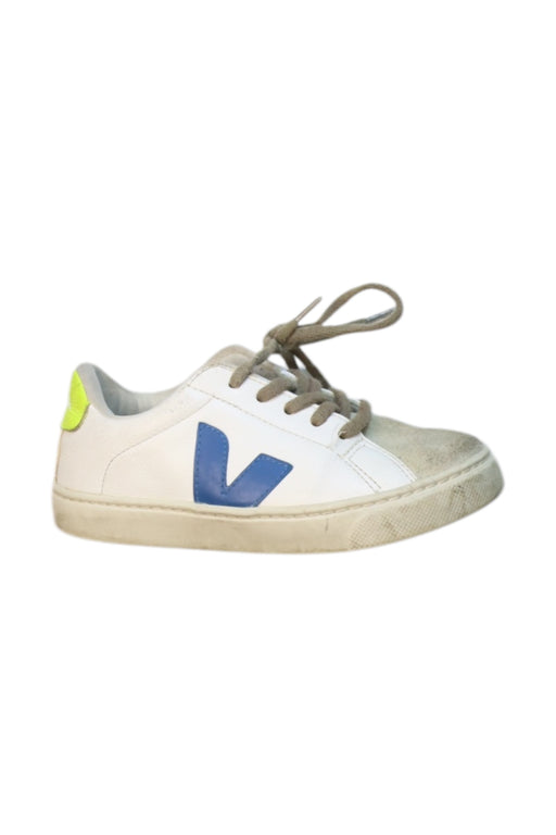 A White Sneakers from Veja in size 6T for neutral. (Front View)