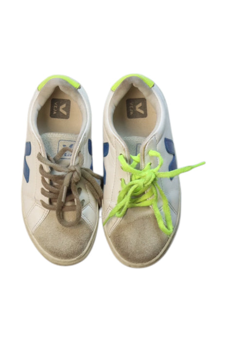 A White Sneakers from Veja in size 6T for neutral. (Back View)