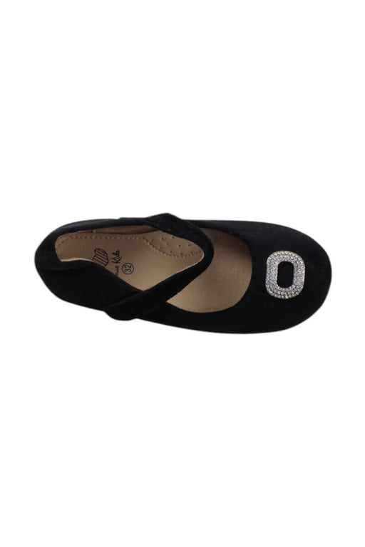 A Black Flats from Avenue Kids in size 7Y for girl. (Front View)