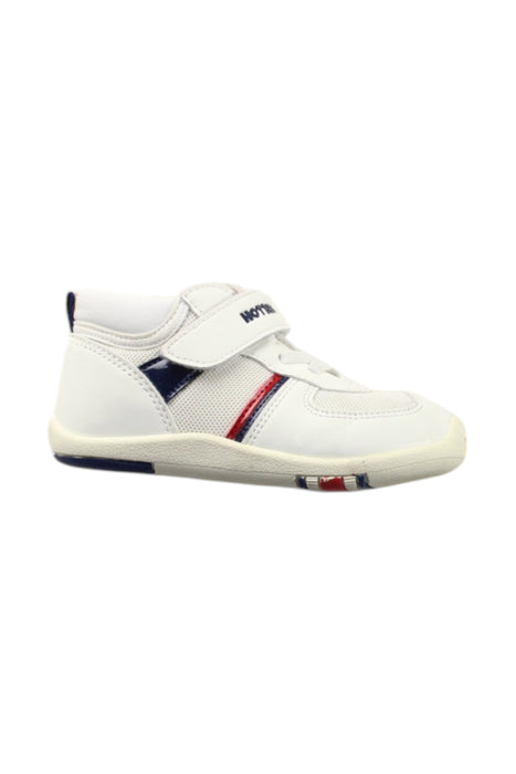 A White Sneakers from Miki House in size 3T for neutral. (Front View)