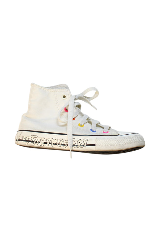 A White Sneakers from Converse in size 6T for girl. (Front View)