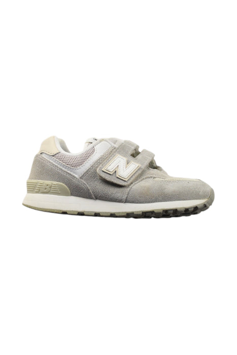 A Grey Sneakers from New Balance in size 6T for neutral. (Front View)