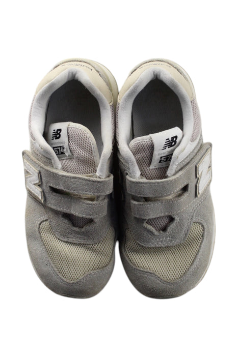 A Grey Sneakers from New Balance in size 6T for neutral. (Back View)