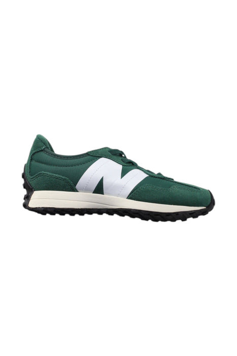 A Green Sneakers from New Balance in size 7Y for neutral. (Front View)