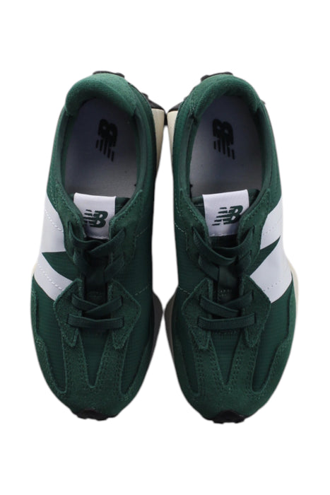 A Green Sneakers from New Balance in size 7Y for neutral. (Back View)