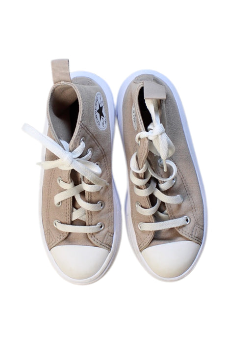 A White Sneakers from Converse in size 7Y for girl. (Back View)