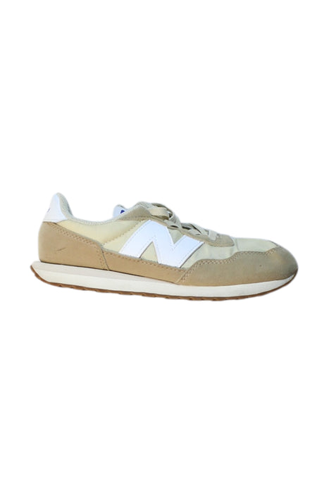 A Beige Sneakers from New Balance in size 10Y for girl. (Front View)
