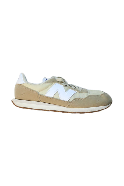 A Beige Sneakers from New Balance in size 10Y for girl. (Front View)