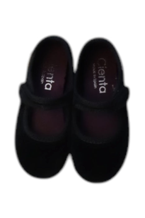 A Black Flats from Cienta in size 3T for girl. (Back View)