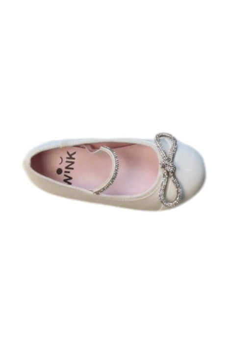 A White Flats from WiNK in size 4T for girl. (Front View)