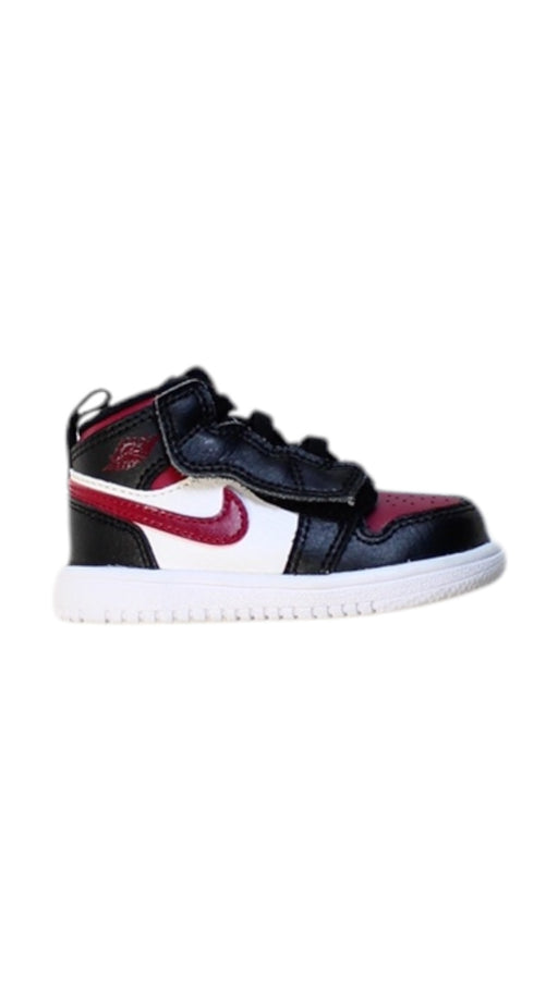 A Black Sneakers from Nike in size 12-18M for boy. (Front View)