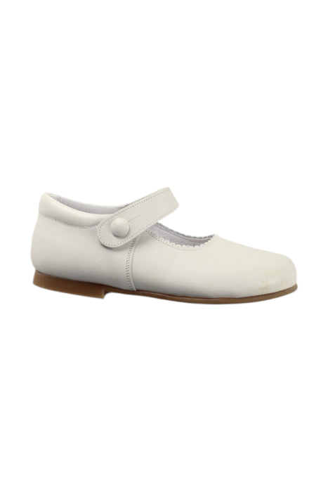 A White Dress Shoes from Pepa London in size 3T for girl. (Front View)
