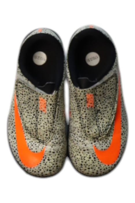 A White Cleats/Soccer Shoes from Nike in size 5T for girl. (Back View)