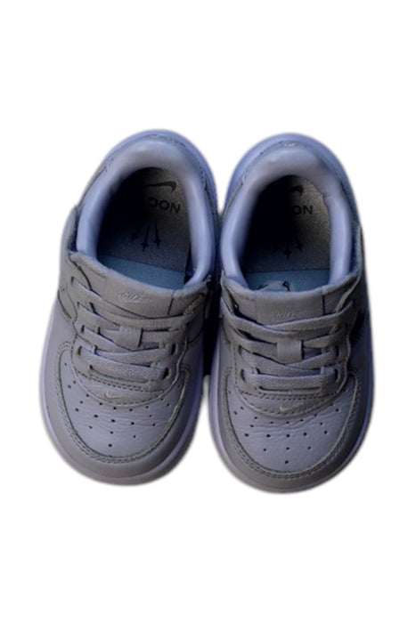 A White Sneakers from Nike in size 18-24M for neutral. (Back View)