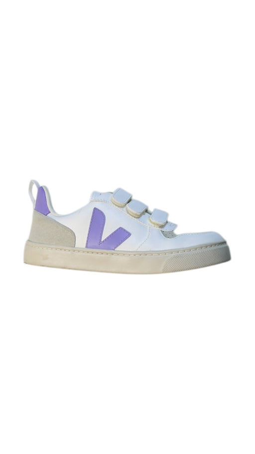 A White Sneakers from Veja in size 6T for neutral. (Front View)