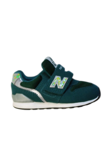 A Green Sneakers from New Balance in size 12-18M for boy. (Front View)