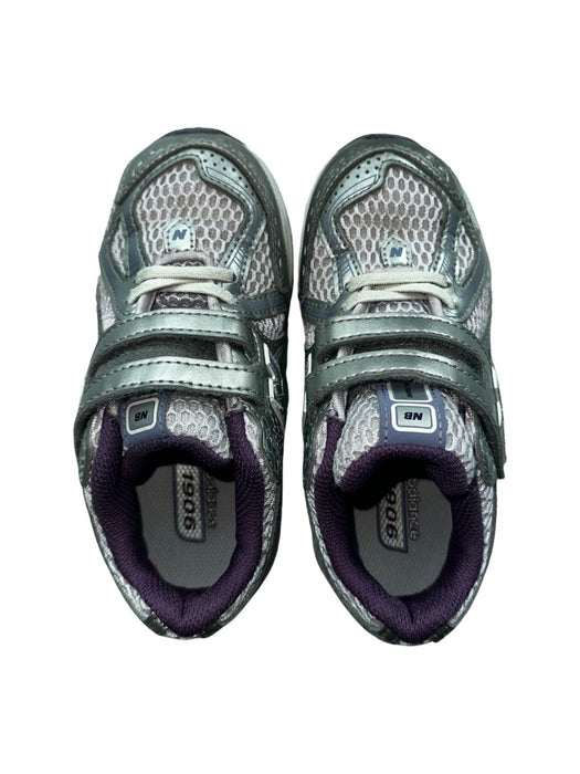 A Grey Sneakers from New Balance in size 5T for neutral. (Front View)