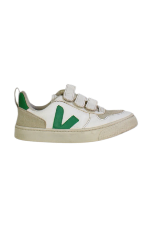 A White Sneakers from Veja in size 5T for boy. (Front View)