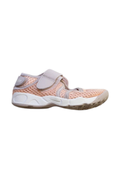 A Peach Aqua Shoes from Nike in size 4T for girl. (Front View)