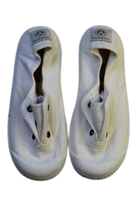 A White Sneakers from Victoria in size 6T for neutral. (Back View)