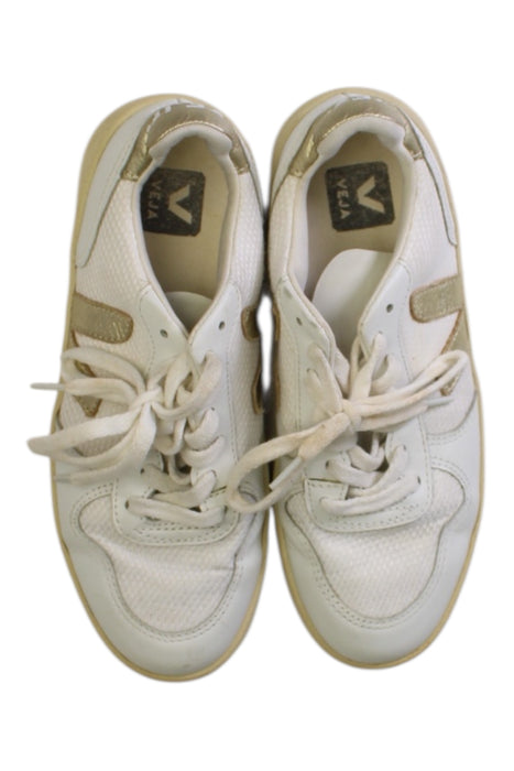 A White Sneakers from Veja in size 11Y for girl. (Back View)