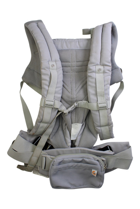 A Grey Baby Carriers from Ergobaby in size O/S for neutral. (Front View)