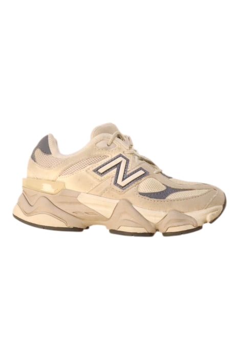 A Beige Sneakers from New Balance in size 5T for girl. (Front View)