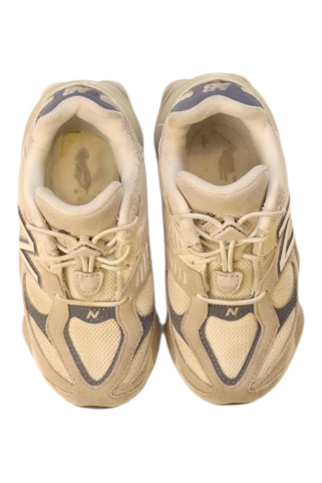 A Beige Sneakers from New Balance in size 5T for girl. (Back View)