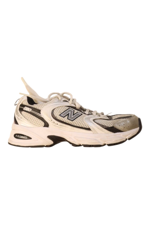 A White Sneakers from New Balance in size 11Y for neutral. (Front View)
