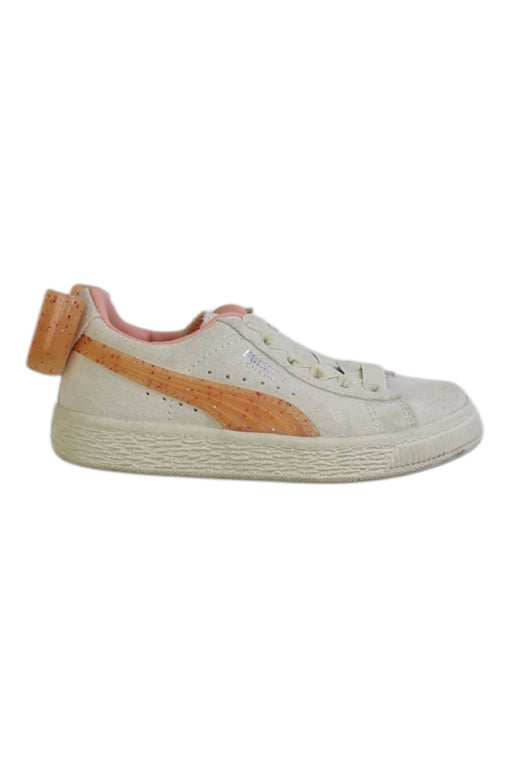 A Beige Sneakers from Puma in size 4T for girl. (Front View)