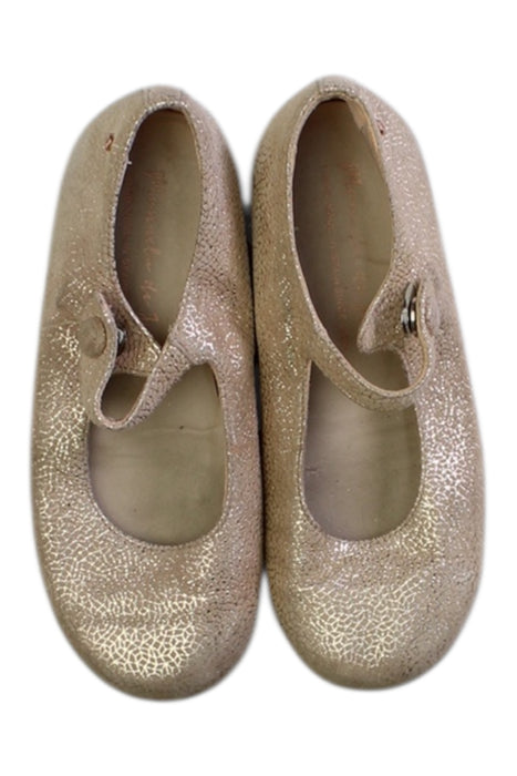 A Gold Flats from Manuela de Juan in size 5T for girl. (Back View)