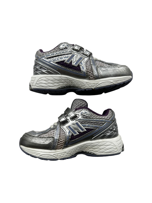 A Grey Sneakers from New Balance in size 5T for neutral. (Back View)