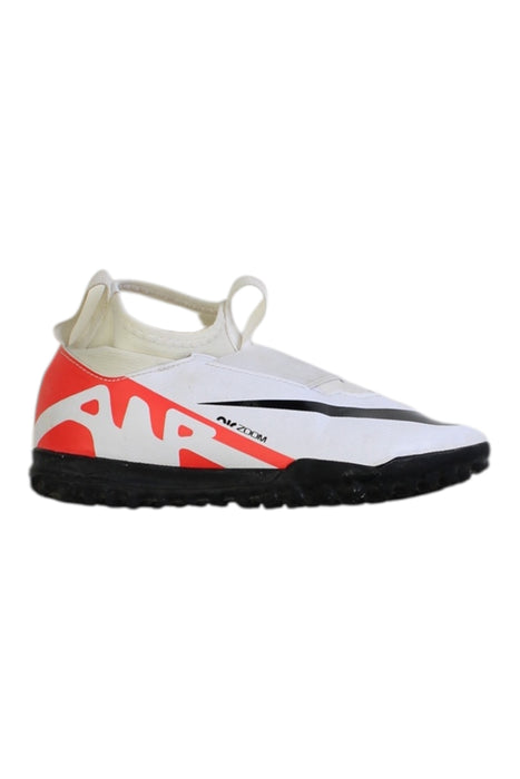 A Multicolour Cleats/Soccer Shoes from Nike in size 7Y for girl. (Front View)