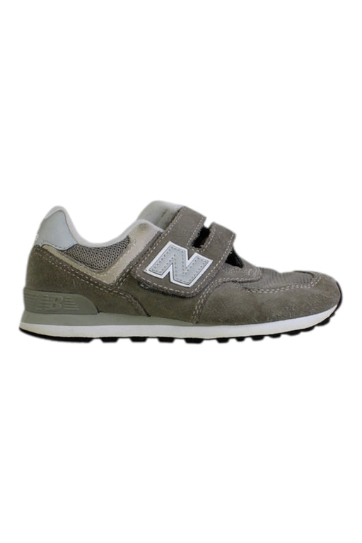A Grey Sneakers from New Balance in size 6T for neutral. (Front View)