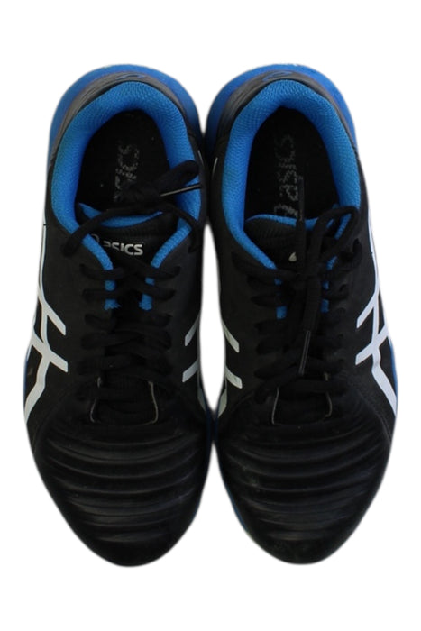 A Black Cleats/Soccer Shoes from ASICS in size 11Y for boy. (Back View)