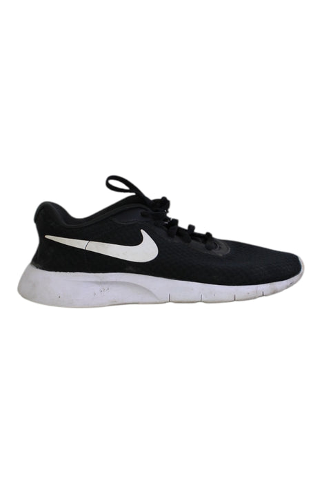 A Black Sneakers from Nike in size 11Y for neutral. (Front View)