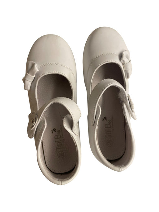 A White Flats from Paralleibee in size 6T for girl. (Front View)