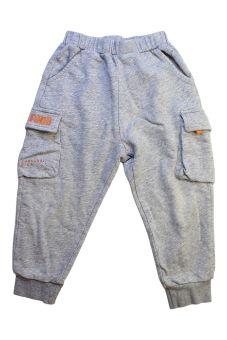 A Grey Sweatpants from Balabala in size 4T for boy. (Front View)