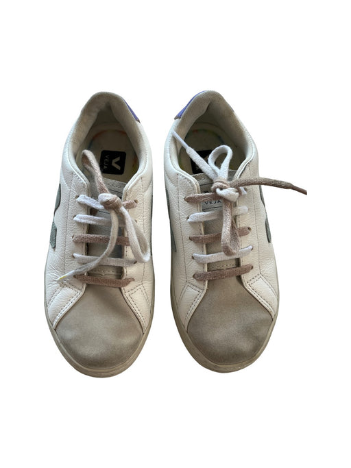 A White Sneakers from Veja in size 7Y for neutral. (Front View)