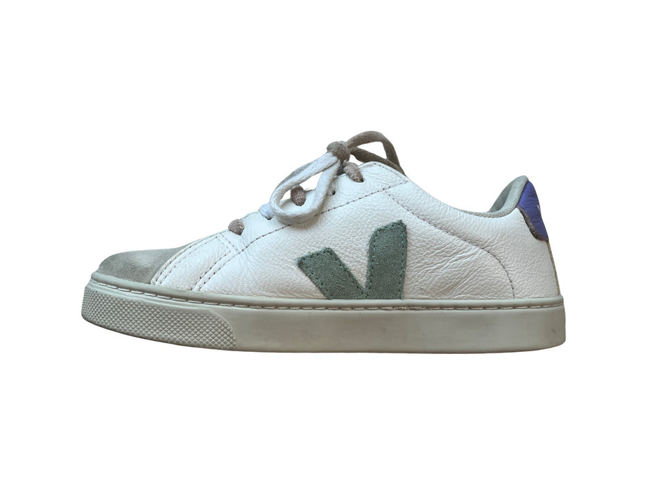 A White Sneakers from Veja in size 7Y for neutral. (Back View)