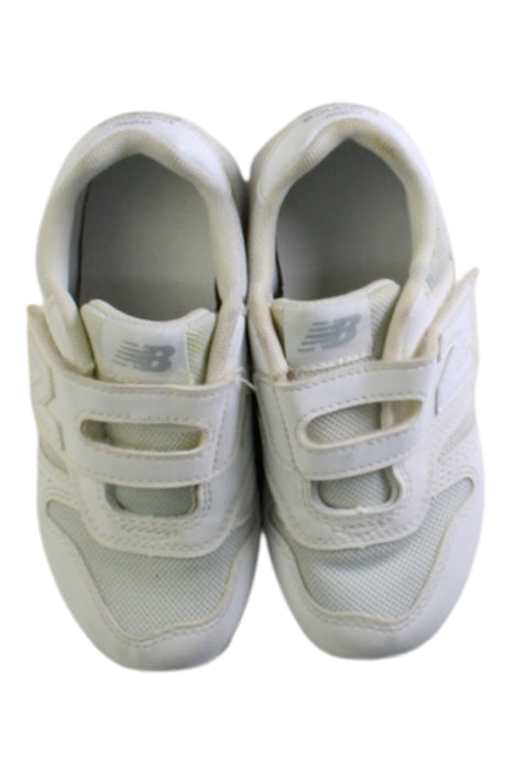 A White Sneakers from New Balance in size 5T for neutral. (Back View)