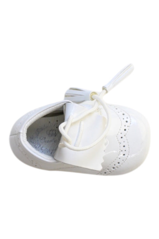 A White Dress Shoes from Couché Tot in size 6-12M for girl. (Front View)