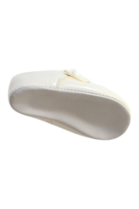 A White Booties from Baypods in size Newborn for girl. (Front View)